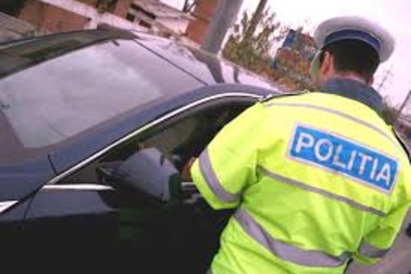 Depistat la volanul unei mașini cu permis fals 