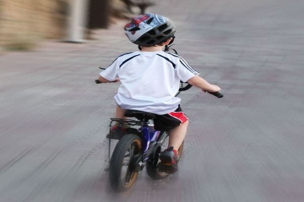 Un băiat pe bicicletă a fost accidentat de un șofer neatent