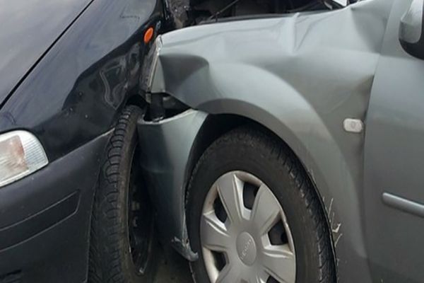 S-a urcat la volanul unei autoutilitare fără a avea permis și a lovit o mașină parcată