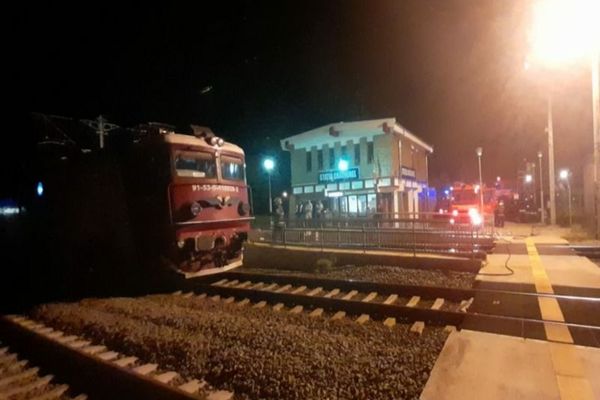 Locomotiva unui tren în care se aflau aproximativ 100 de călători a luat foc
