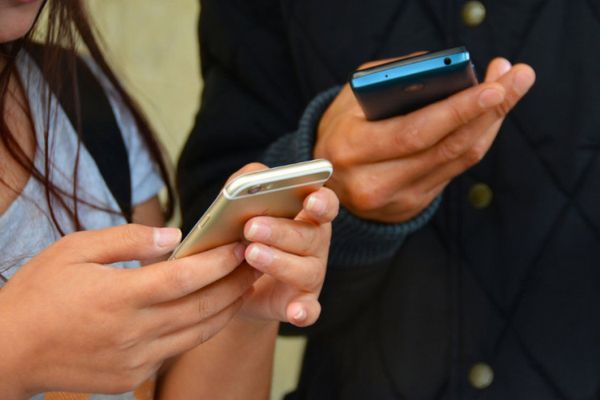 Atenție la telefoane! O adolescentă a fost tâlhărită într-o stație de autobuz