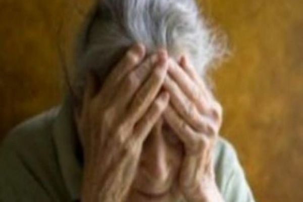 Atenție la persoanele care vă sună la ușă! O bătrână din Aiud a fost prădată de două femei