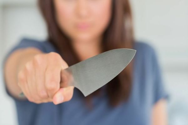 Mamă reținută pentru că și-a înjunghiat copilul