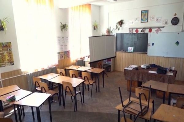 Peste 3.600 de școli în scenariul roșu în toată țara