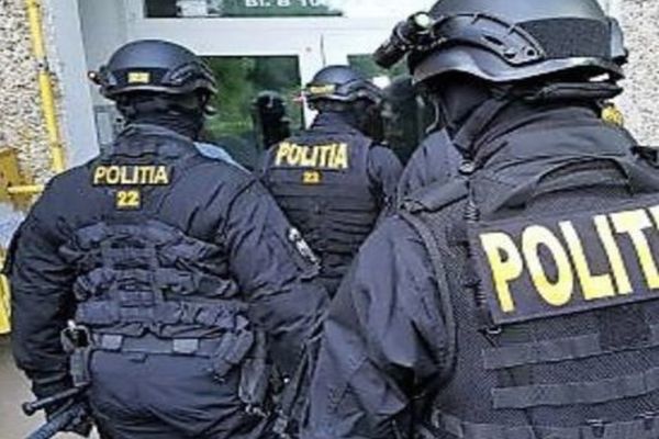 Percheziții la traficanții de droguri