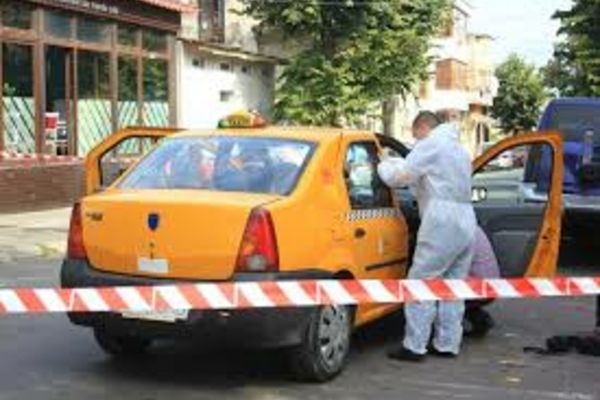 Taximetrist tâlhărit de clienți! L-au lăsat fără bani și fără telefon