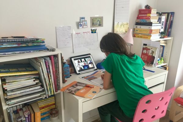 Părinţii ar putea beneficia de zile libere plătite în perioadele în care copiii lor învață online 