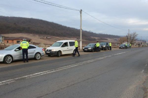 Poliţiştii din Zlatna, împreună cu  RAR –ul, acţiune de prevenire a accidentelor rutiere provocate de starea tehnică necorespunzătoare a autovehiculelor