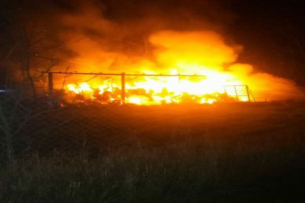 Șură în flăcări (FOTO)