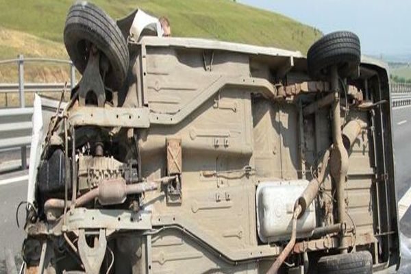 De beat ce era s-a răsturnat cu mașina în șanț