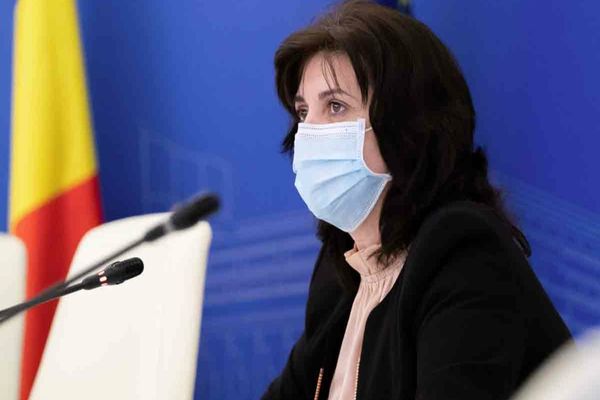 Toate școlile și grădinițele din România trec în ONLINE