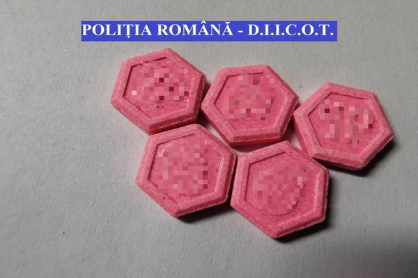 BĂNUIT DE TRAFIC DE DROGURI DE MARE RISC, SURPRINS ÎN FLAGRANT DELICT  