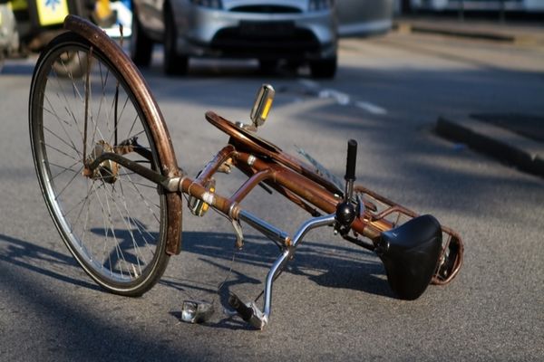 Un biciclist a ajuns la spital după ce a fost lovit de o autoutilitară