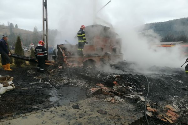 Un foișor s-a făcut scrumîn Arieșeni (FOTO)