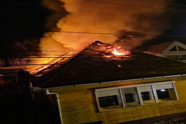 Patru ore de luptă cu flăcările pentru pompierii din Aiud (FOTO)