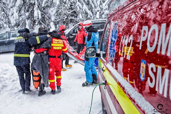 O ambulanță cu trei paramedici, pregătită să intervină în zona Domeniului schiabil Șureanu 