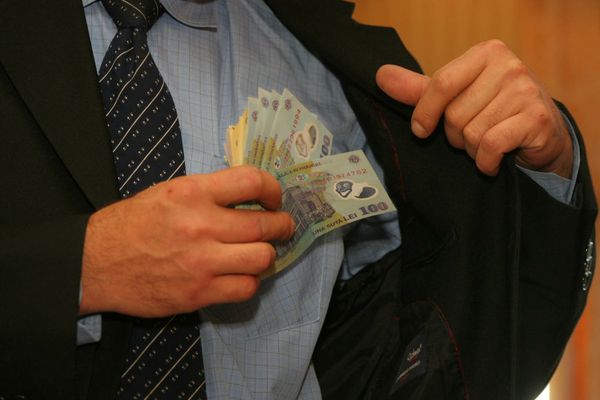 Tânăr din Cluj cu dosar penal după ce a furat 28.000 de lei de la un bătrîn din Alba Iulia