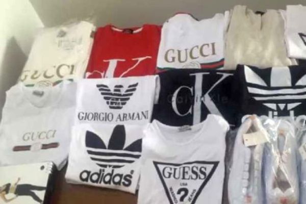 Haine contrafăcute, confiscate la Alba Iulia