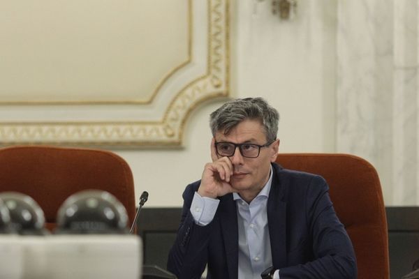 Virgil Popescu: Nu e normal ca oamenii să stea la coadă.Guvernul va interveni în scandalul contractelor pentru electricitate   
