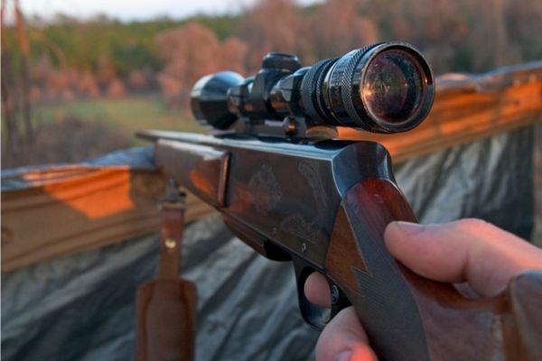 A încercat să vândă un dispozitiv de ochire pentru armele de vânătoare și s-a trezit cu poliția ! Acum are dosar penal