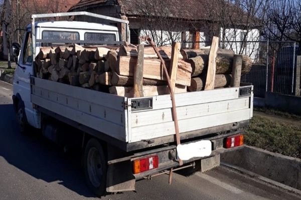 Camion încărcat cu cherestea fără acte descoperit într-o parcare din Alba