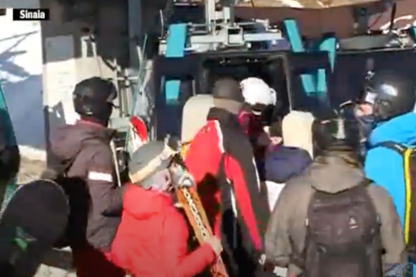 VIDEO - S-au închis instalațiile de transport pe cablu de pe pârtiile din Sinaia - Aglomerație și amenzi pentru nepurtarea măștii