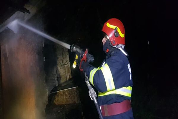 O bătrână și-a găsit sfârșitul în flăcările care i-au cuprins apartamentul