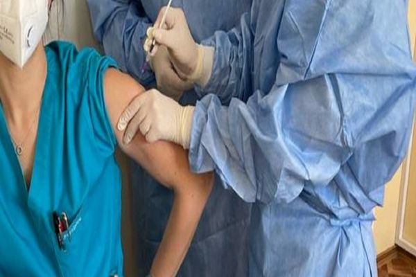 Vaccinarea împotriva COVID-19 cu serul produs de AstraZeneca începe azi în România  