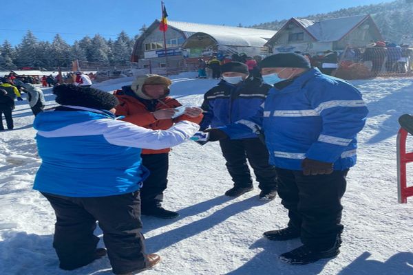 Turiștii din stațiunea Arieșeni au primit măști de protecție de la jandarmii montani