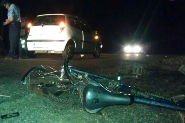 S-a urcat beat pe bicicletă și a acroșat o mașină