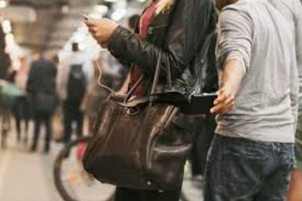 Atenție la buzunare, poșete și genți! Hoții pot fi extrem de inventivi