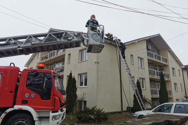 Incendiu la acoperișul unui bloc de locuințe din Alba Iulia! Opt persoane, evacuate