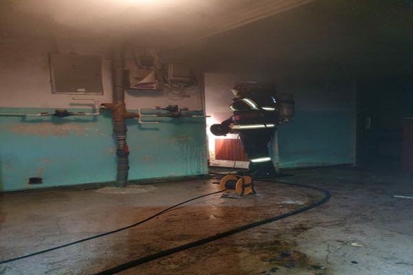 Incendiu la o garsonieră din Aiud. O femeie a suferit arsuri (FOTO)