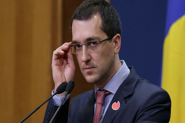 Ministrul Vlad Voiculescu anunță că elevii nu vor face ore de sport cu mască pe față în exterior