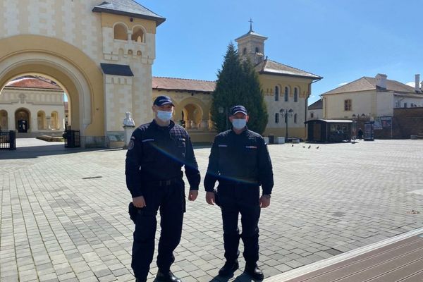 Aproximativ 100 de jandarmi, la datorie de Florii