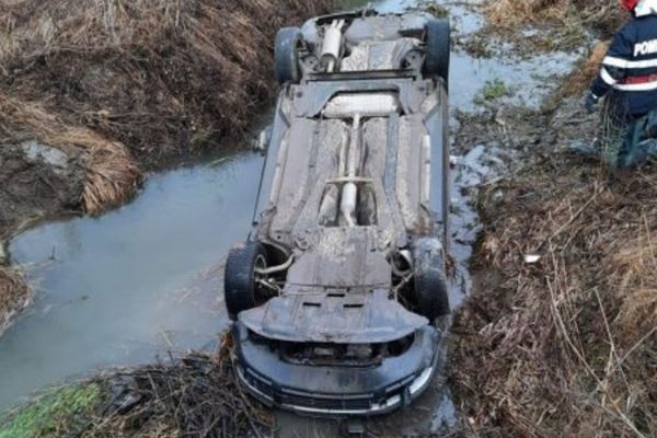 Băut și fără permis a condus mașina în pârâu! 