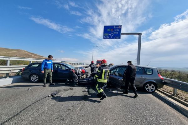 Trei femei au ajuns la spital în urma unui accident rutier în care au fost implicate patru mașini