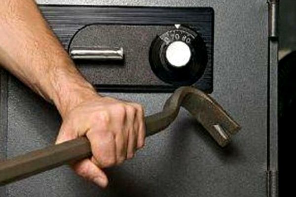 Jaf termitat prost! Nici nu a reușit să spargă seiful s-a și ales cu dosar penal