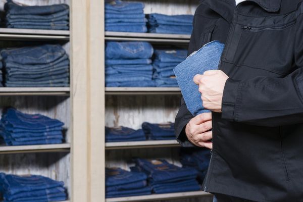 Tânără din Blaj, prinsă la furat