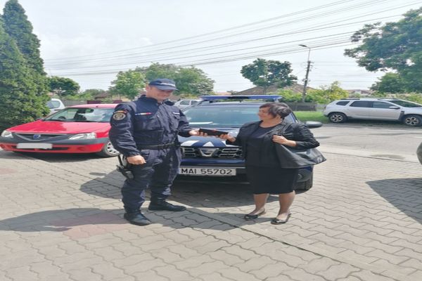 Portofel pierdut, restituit proprietarei de către jandarmi