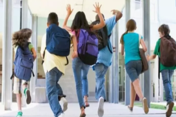 Câți elevi încep de miercuri cursurile cu prezența fizică