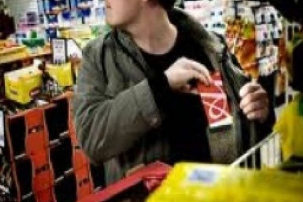 Trei tineri din Cugir sunt cercetați pentru furt! Ce au luat aceștia dintr-un magazin