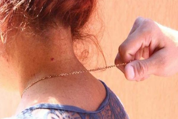 I-a smuls lănțișorul de aur de la gât! Cum a fost abordată victima