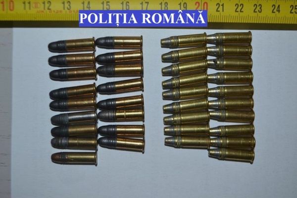 142 de cartușe, deținute ilegal, găsite de polițiști, în urma unor controale