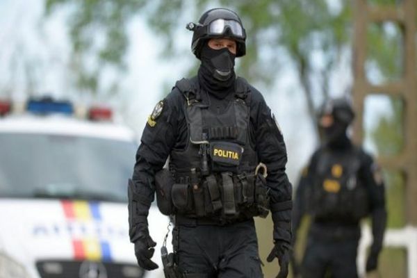 Percheziții de amploare pentru probarea unor infracțiuni de corupție săvârșite de 25 de polițiști de la IPJ Sibiu