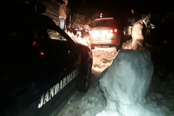 FOTO/VIDEO 7 persoane, blocate cu mașina în zăpadă! A fost nevoie de intervenția jandarmilor montani