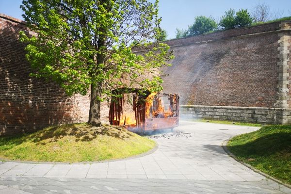 INCENDIU în șanțurile Cetății Alba Carolina: O căruță comercială a fost mistuită de flăcări