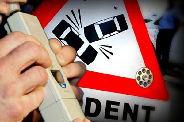 S-a urcat beat la volan și s-a oprit cu mașina într-un stâlp