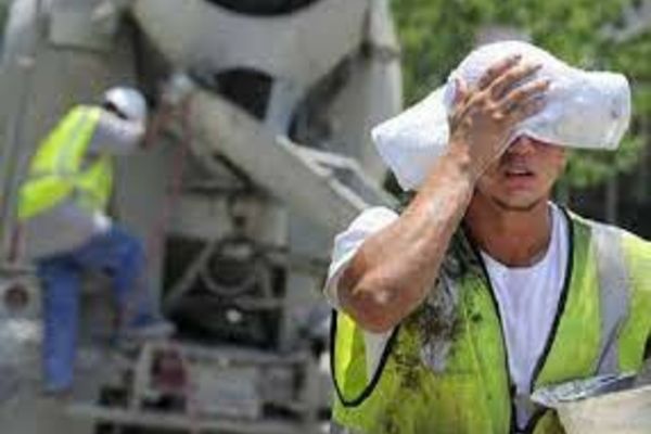 Munca pe caniculă: Ce amenzi riscă angajatorii care nu asigură condiţiile legale?