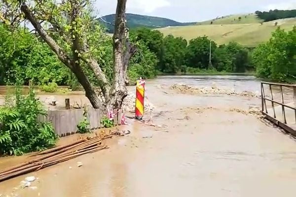 COD PORTOCALIU de inundaţii pentru râuri din 8 judeţe şi o atenţionare COD GALBEN pentru râuri din 30 de judeţe